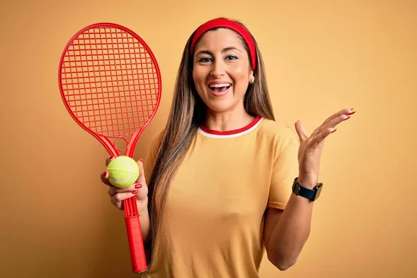 Bella Sportiva Bruna Che Gioca Tennis Con Racchetta Palla Sfondo — Foto Stock