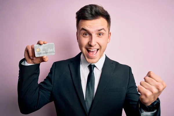 Jovem Bonito Homem Negócios Caucasiano Segurando Cartão Crédito Financeiro Sobre — Fotografia de Stock