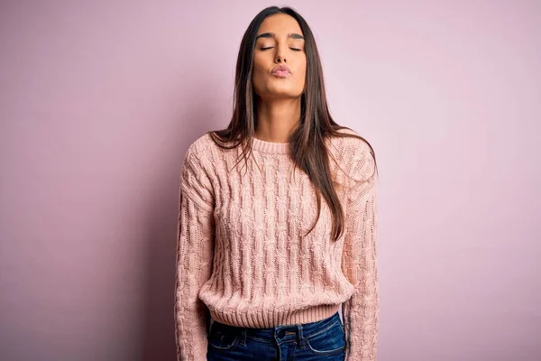 Giovane Bella Donna Bruna Indossa Maglione Casual Sfondo Rosa Isolato — Foto Stock