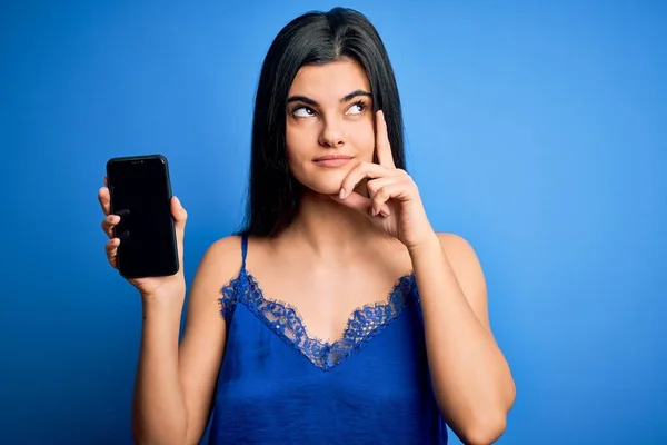 Genç Güzel Esmer Mavi Çamaşırı Giyen Elinde Akıllı Bir Telefon — Stok fotoğraf