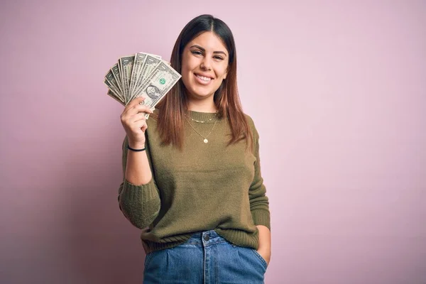 Dolarlar Tutan Güzel Bir Kadın Mutlu Bir Yüzle Pembe Arka — Stok fotoğraf
