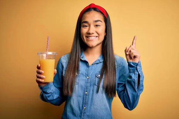 Joven Hermosa Mujer Asiática Bebiendo Saludable Vaso Jugo Naranja Sobre —  Fotos de Stock