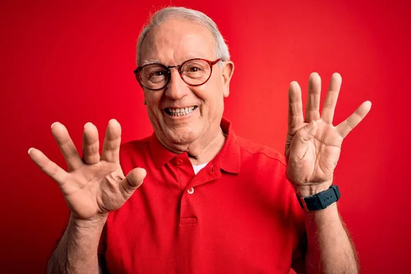 Седой Старший Мужчина Очках Футболке Красном Фоне Показывающий Пальцами Номер — стоковое фото
