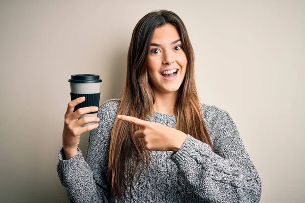 Giovane Bella Ragazza Bere Tazza Caffè Piedi Sfondo Bianco Isolato — Foto Stock