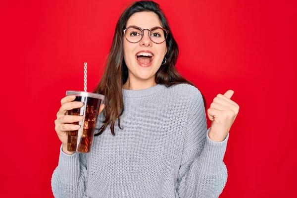 Menina Bonita Nova Usando Óculos Bebendo Refrigerante Doce Sobre Fundo — Fotografia de Stock