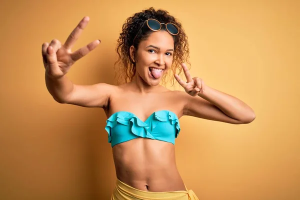Junge Schöne Amerikanerin Urlaub Bikini Vor Isoliertem Gelben Hintergrund Lächelnd — Stockfoto