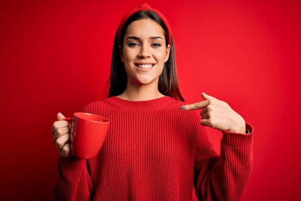 Joven Hermosa Morena Bebiendo Taza Café Sobre Fondo Rojo Aislado — Foto de Stock