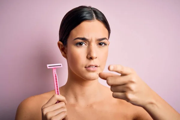 Joven Hermosa Chica Usando Afeitadora Para Depilación Pie Sobre Fondo —  Fotos de Stock