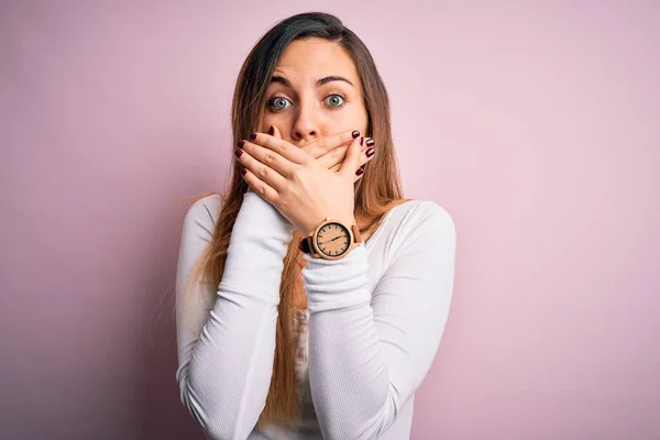 Jonge Mooie Blonde Vrouw Met Blauwe Ogen Dragen Witte Shirt — Stockfoto