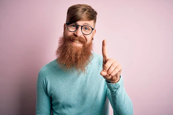 Guapo Irlandés Pelirrojo Hombre Con Barba Usando Gafas Sobre Rosa —  Fotos de Stock