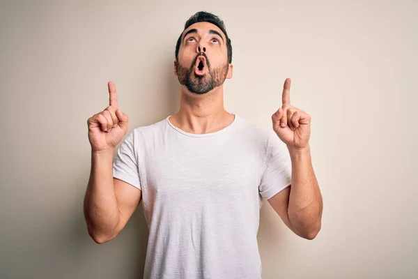 Jovem Homem Bonito Com Barba Vestindo Shirt Casual Sobre Fundo — Fotografia de Stock