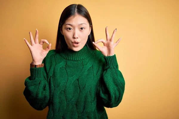 Jonge Mooie Aziatische Vrouw Draagt Groene Winter Trui Gele Geïsoleerde — Stockfoto