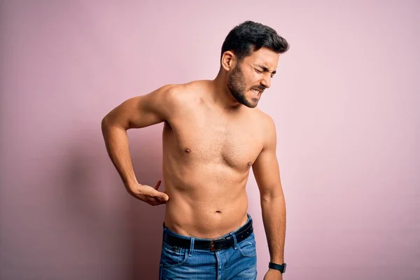 Joven Guapo Hombre Fuerte Con Barba Sin Camisa Pie Sobre —  Fotos de Stock