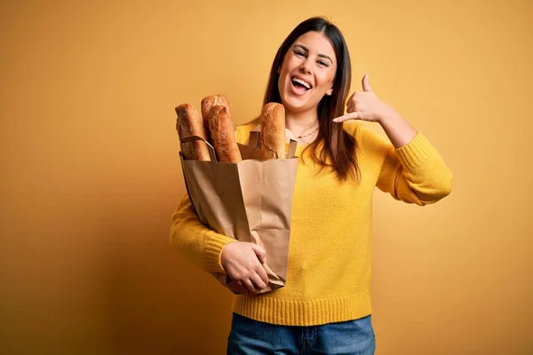 Ung Vacker Kvinna Som Håller Påse Färskt Friskt Bröd Över — Stockfoto