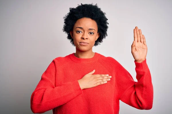 Ung Vacker Afroamerikansk Afro Kvinna Med Lockigt Hår Bär Röd — Stockfoto