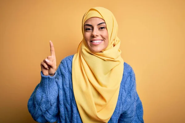 Jovem Mulher Muçulmana Morena Bonita Vestindo Hijab Árabe Sobre Fundo — Fotografia de Stock