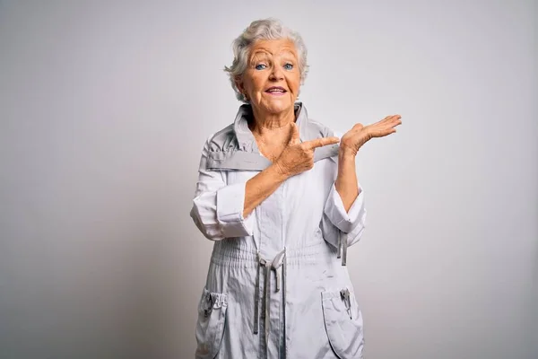 Senior Schöne Grauhaarige Frau Lässiger Jacke Steht Über Weißem Hintergrund — Stockfoto