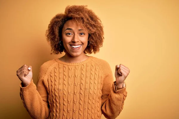 Jonge Mooie Afro Amerikaanse Afro Vrouw Met Krullend Haar Dragen — Stockfoto