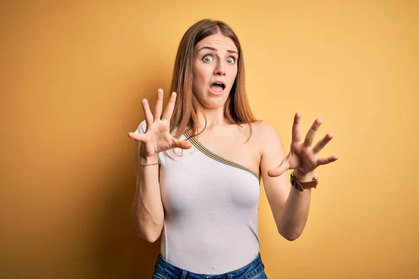 Mulher Ruiva Bonita Nova Vestindo Shirt Casual Sobre Fundo Amarelo — Fotografia de Stock