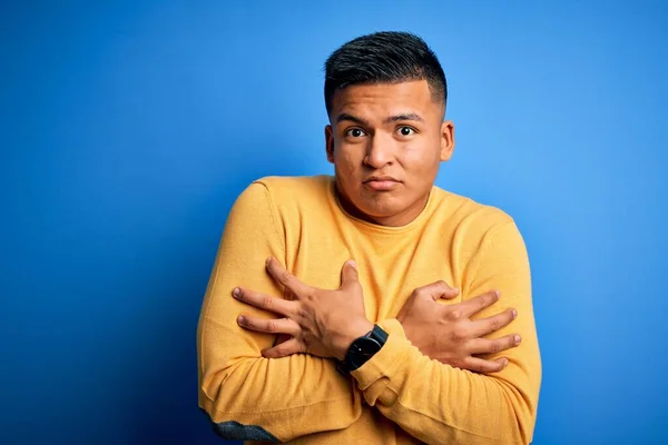 Hombre Latino Guapo Joven Que Usa Suéter Casual Amarillo Sobre —  Fotos de Stock