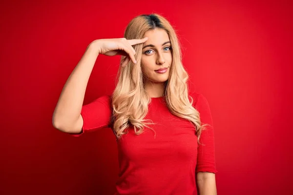 Jovem Mulher Loira Bonita Vestindo Shirt Casual Sobre Fundo Vermelho — Fotografia de Stock