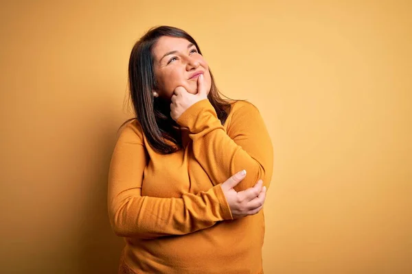 Schöne Brünette Size Frau Trägt Lässigen Pullover Über Isoliertem Gelben — Stockfoto