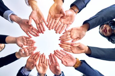 Ofiste el ele duran bir grup işçi.