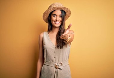 Genç ve güzel esmer kadın tatilde. Günlük elbiseler ve şapkalar giyip arkadaşça gülümseyerek selamlaşıp selamlaşıyorlar. Başarılı bir iş..