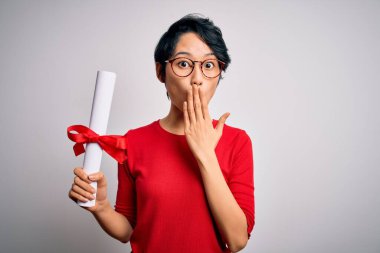Üniversiteden mezun olmuş gözlüklü güzel Çinli kadın diploma diplomasını aldı. Ağzı kapalı bir şekilde, hata yaptığı için utancından, korkusunun dışavurumundan, sessizlikten korkmasından, gizli bir kavramdan korktu.
