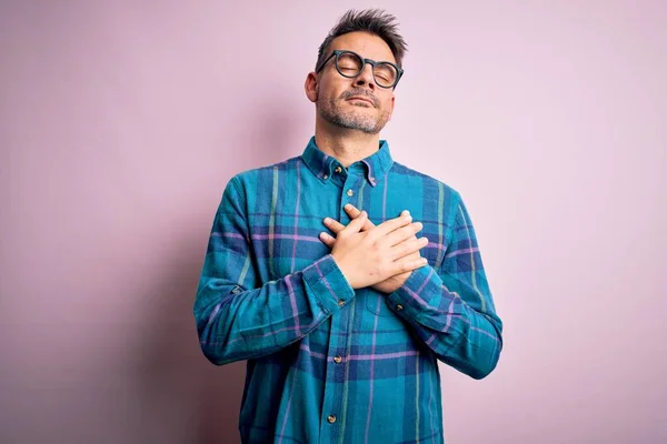 Homem Bonito Jovem Vestindo Camisa Casual Óculos Sobre Fundo Rosa — Fotografia de Stock