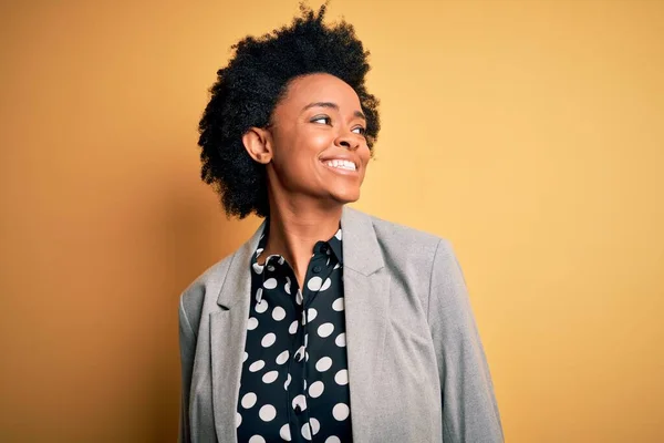 Junge Schöne Afroamerikanische Afro Geschäftsfrau Mit Lockigem Haar Und Jacke — Stockfoto
