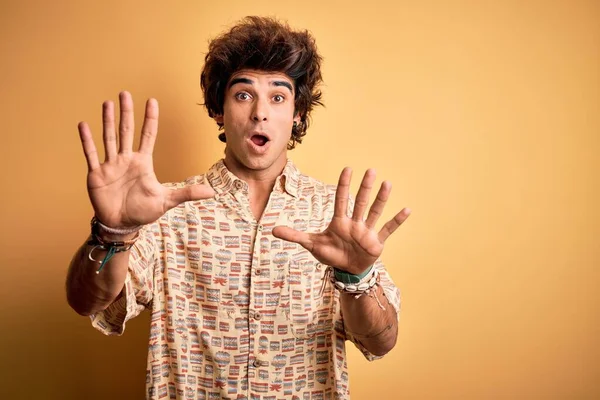 Joven Hombre Guapo Vacaciones Con Camisa Verano Sobre Fondo Amarillo —  Fotos de Stock