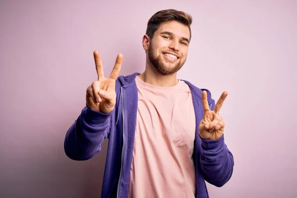Young Blond Man Beard Blue Eyes Wearing Purple Sweatshirt Pink — Stock Photo, Image
