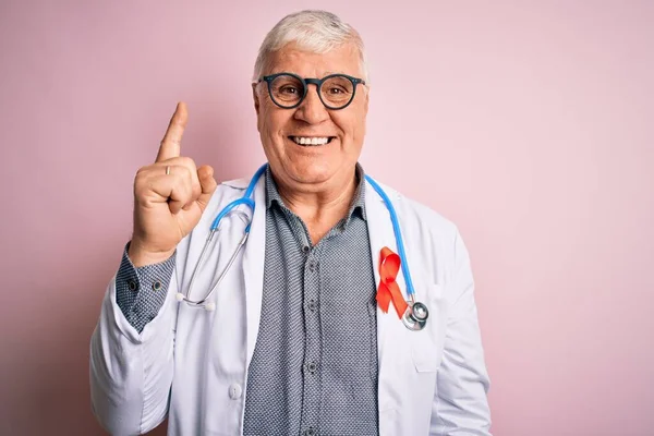 Beau Médecin Séducteur Portant Stéthoscope Ruban Rouge Sur Son Manteau — Photo