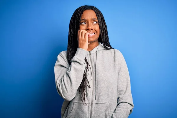 Jonge Afro Amerikaanse Atleet Vrouw Draagt Sport Sweatshirt Blauwe Geïsoleerde — Stockfoto
