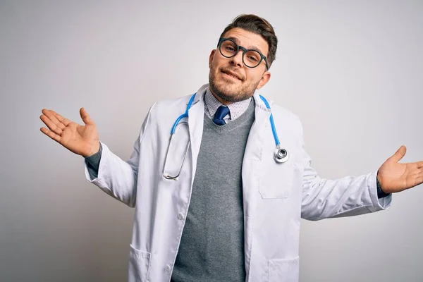 Junger Arzt Mit Blauen Augen Arztkittel Und Stethoskop Vor Isoliertem — Stockfoto