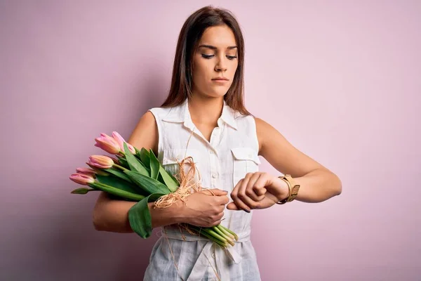 Jong Mooi Brunette Vrouw Houden Boeket Van Tulpen Bloemen Roze — Stockfoto