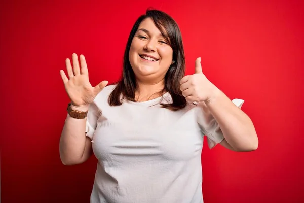 Mooie Brunette Size Vrouw Dragen Casual Shirt Geïsoleerde Rode Achtergrond — Stockfoto