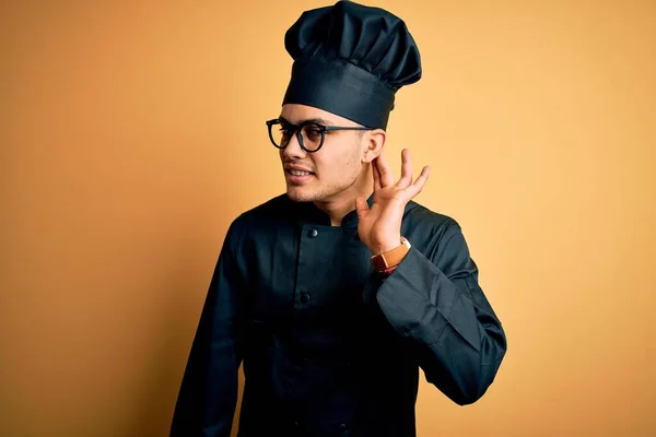 Joven Chef Brasileño Vestido Con Uniforme Cocina Sombrero Sobre Fondo —  Fotos de Stock