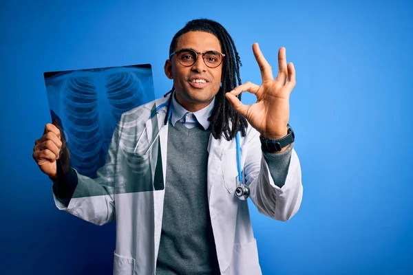 Joven Afroamericano Afro Doctor Hombre Con Rastas Sosteniendo Pecho Pulmón —  Fotos de Stock