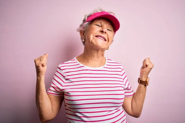 Senior Hermosa Mujer Deportiva Con Gorra Deportiva Pie Sobre Fondo —  Fotos de Stock