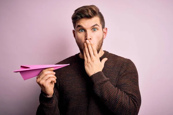 Joven Hombre Rubio Con Barba Ojos Azules Sosteniendo Avión Papel —  Fotos de Stock