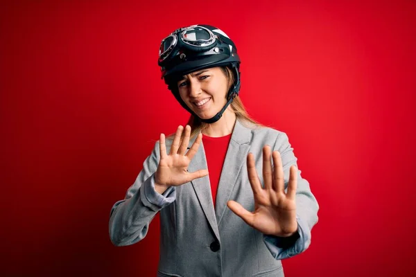 Jovem Mulher Motociclista Loira Bonita Usando Capacete Motocicleta Sobre Fundo — Fotografia de Stock