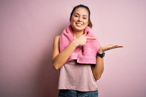 Giovane Bella Sportiva Bruna Indossa Abbigliamento Sportivo Asciugamano Sfondo Rosa — Foto Stock