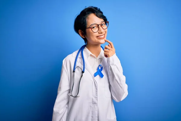 Młoda Piękna Azjatycka Lekarka Stetoskopie Płaszczu Niebieską Wstążką Nowotworową Uśmiechem — Zdjęcie stockowe