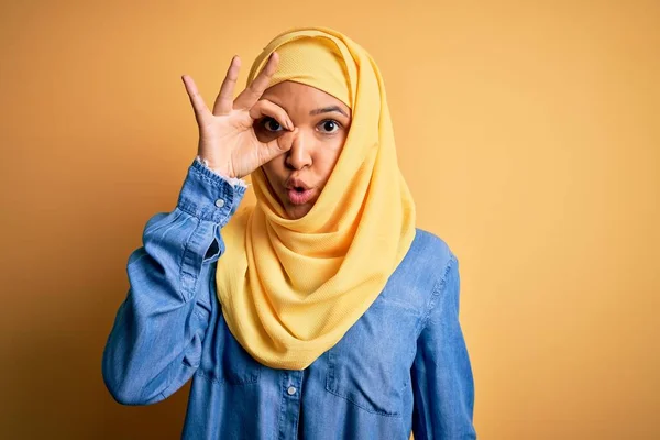 Ung Vacker Kvinna Med Lockigt Hår Bär Arabiska Traditionella Hijab — Stockfoto