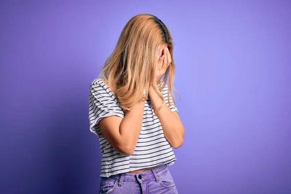 Joven Hermosa Mujer Rubia Con Camiseta Rayas Gafas Sobre Fondo — Foto de Stock