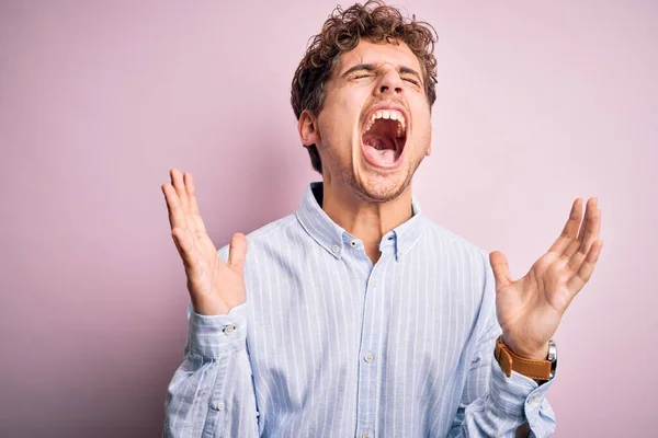 Ung Blond Stilig Man Med Lockigt Hår Bär Randig Skjorta — Stockfoto