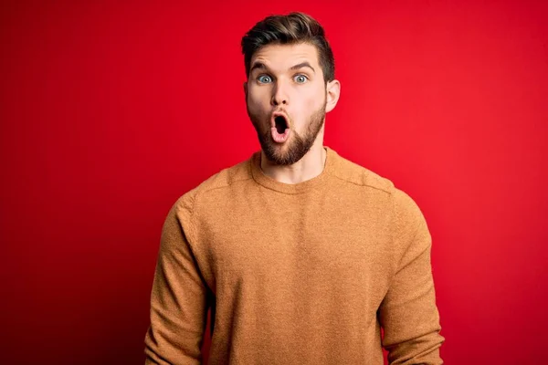 Jovem Loiro Com Barba Olhos Azuis Vestindo Camisa Casual Sobre — Fotografia de Stock