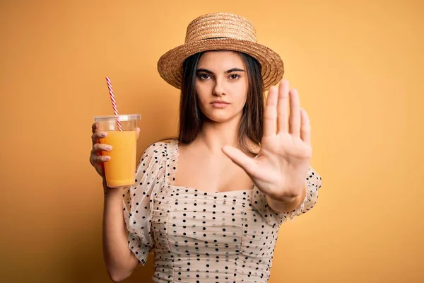 Young Beautiful Brunette Woman Vacation Wearing Summer Hat Drinking Orange — Stock Photo, Image